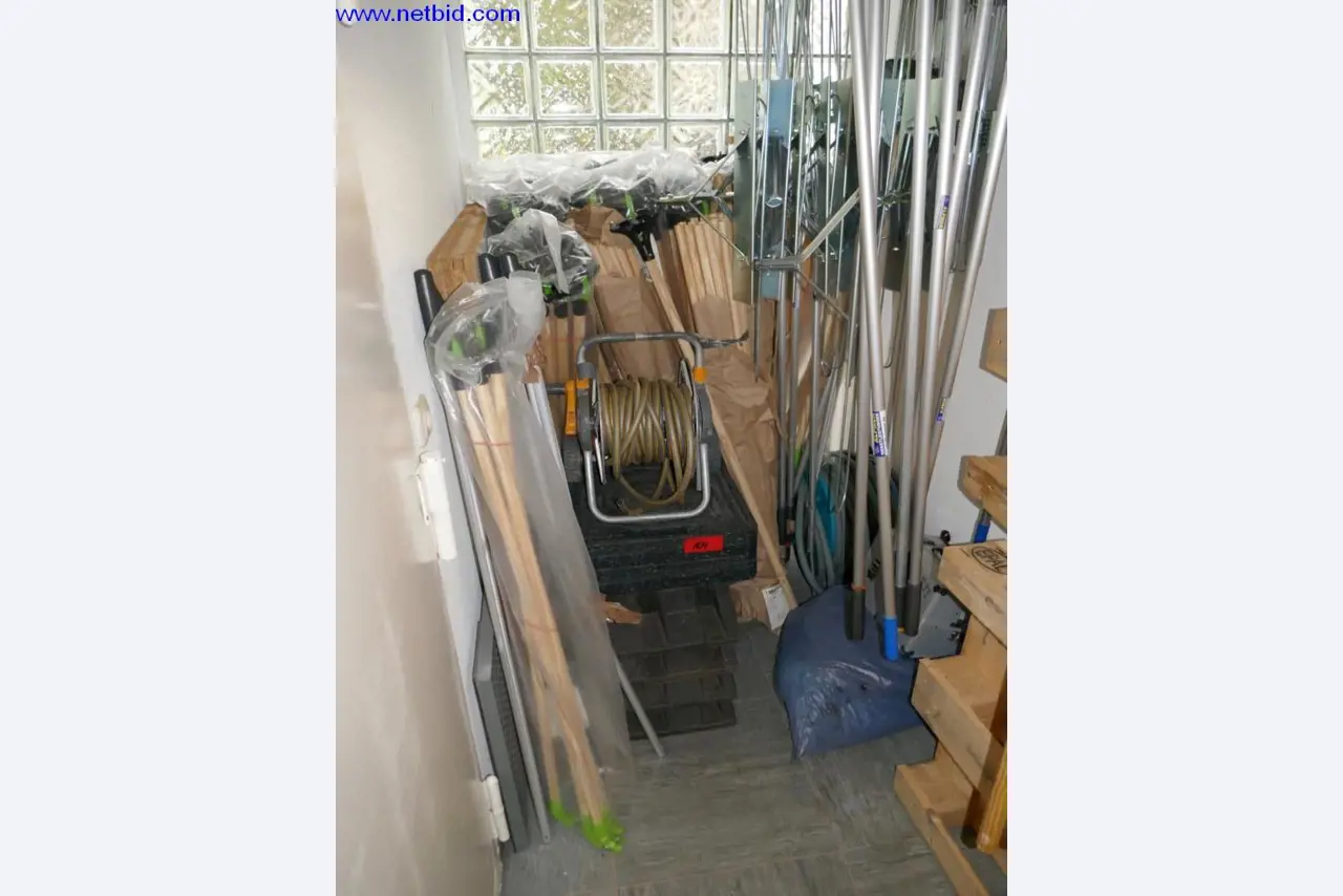 Reinigungsmaschinen und Büroausstattung-1