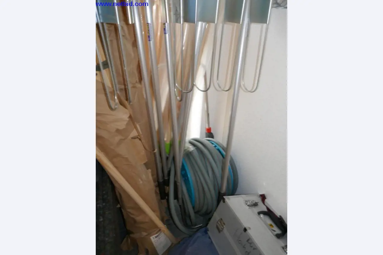 Reinigungsmaschinen und Büroausstattung-3