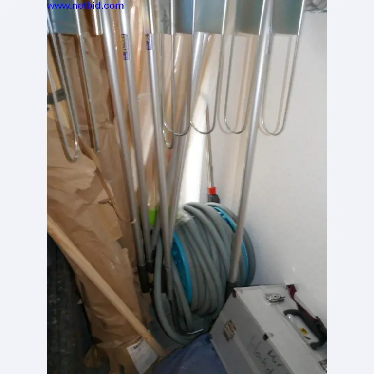 Reinigungsmaschinen und Büroausstattung-3