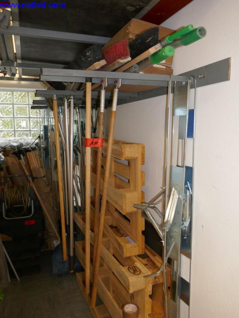 Reinigungsmaschinen und Büroausstattung-4