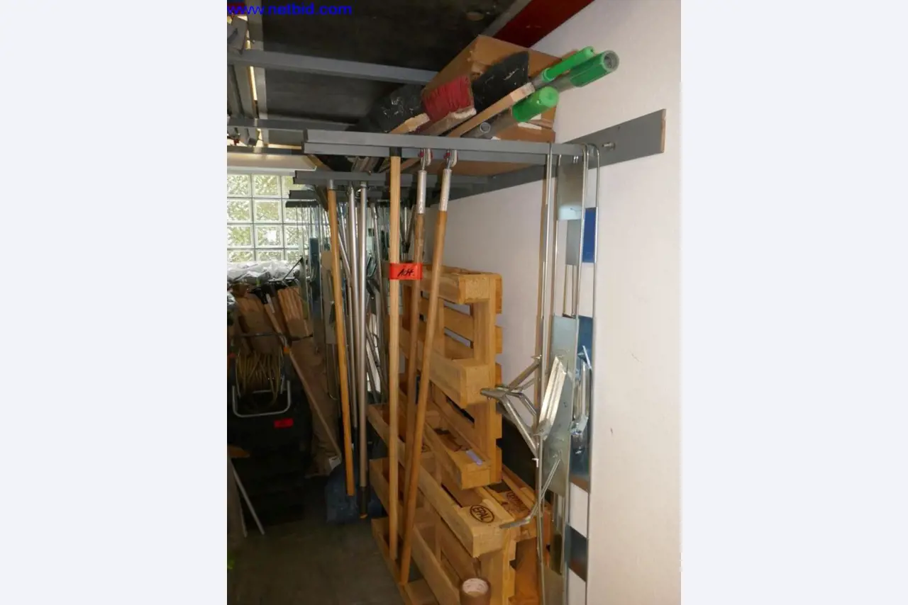 Reinigungsmaschinen und Büroausstattung-4