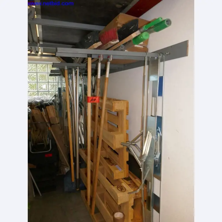 Reinigungsmaschinen und Büroausstattung-4