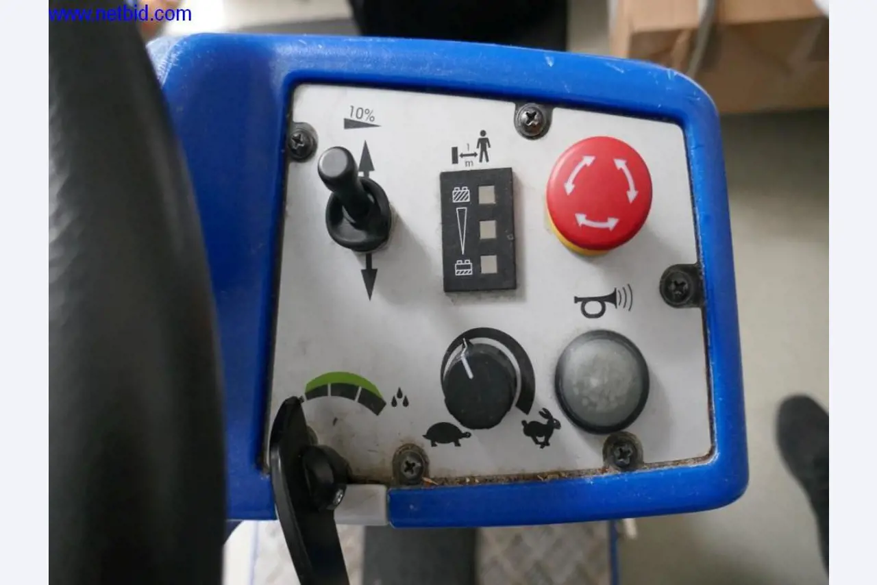 Reinigungsmaschinen und Büroausstattung-3