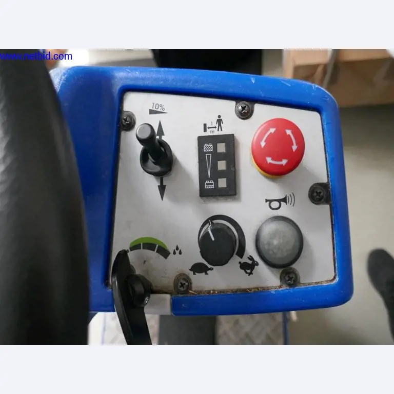 Reinigungsmaschinen und Büroausstattung-3