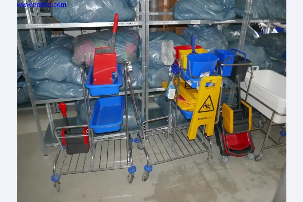 Reinigungsmaschinen und Büroausstattung-3