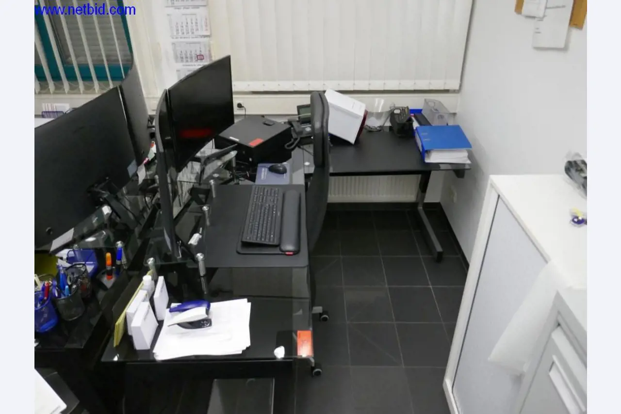 Reinigungsmaschinen und Büroausstattung-1