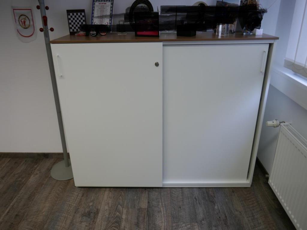 Reinigungsmaschinen und Büroausstattung-3