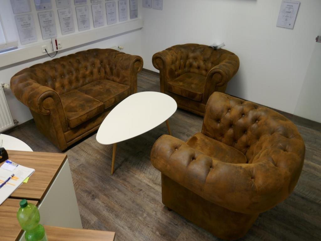 Reinigungsmaschinen und Büroausstattung-4