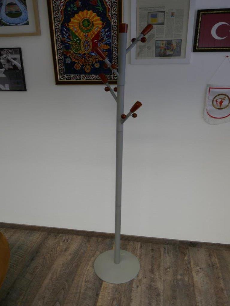 Reinigungsmaschinen und Büroausstattung-5