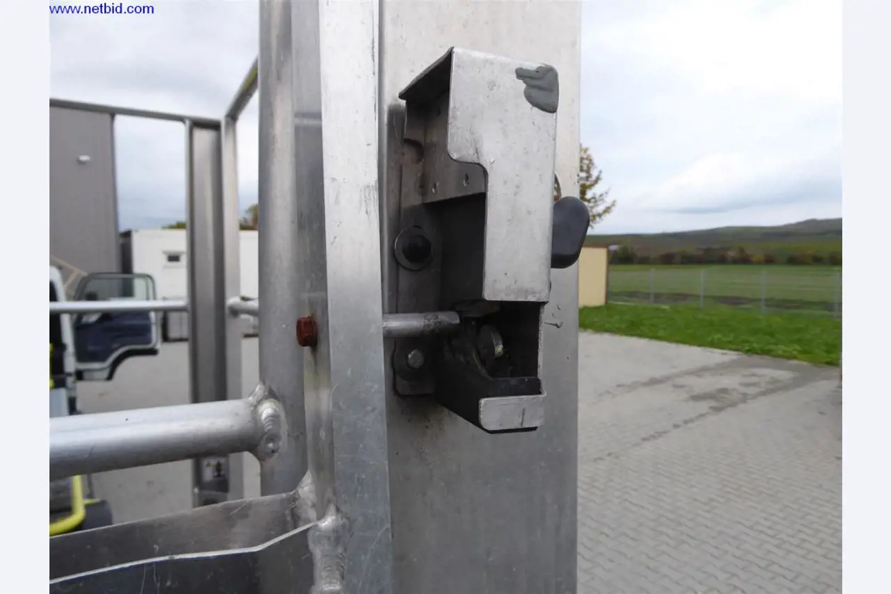 Reinigungsmaschinen und Büroausstattung-23