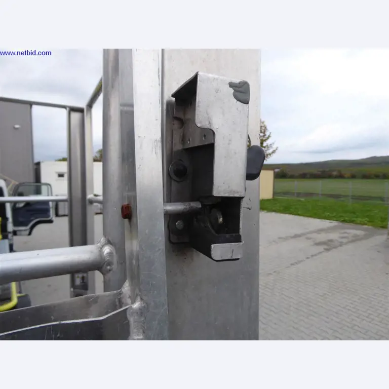 Reinigungsmaschinen und Büroausstattung-23