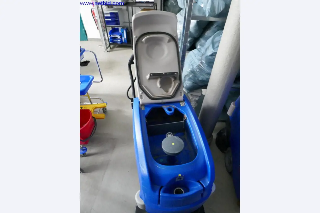 Reinigungsmaschinen und Büroausstattung-5