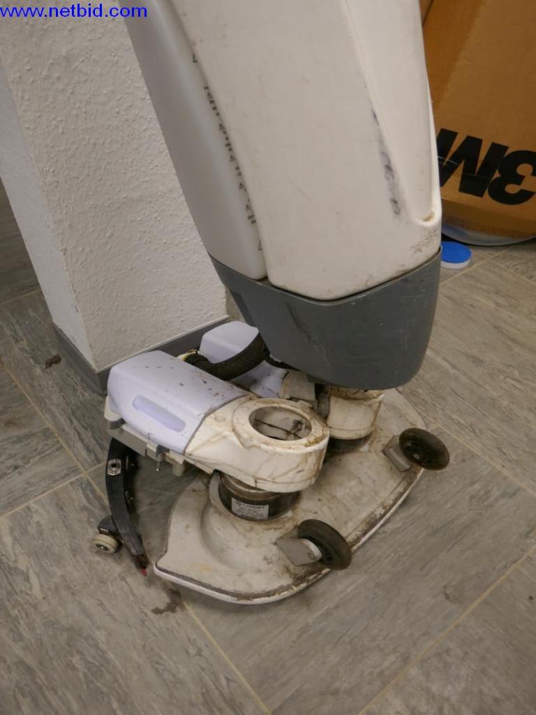 Reinigungsmaschinen und Büroausstattung-3