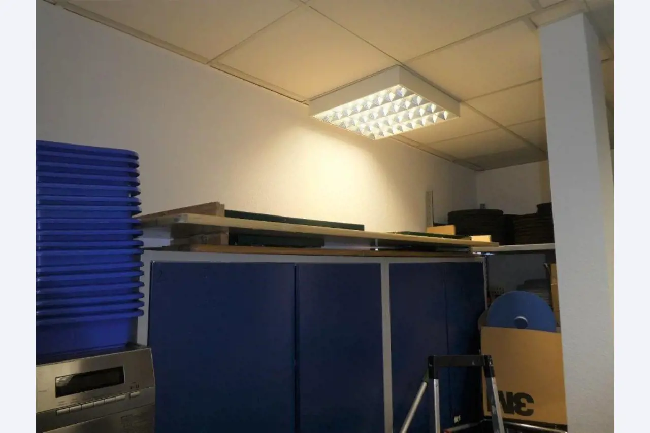 Reinigungsmaschinen und Büroausstattung-1