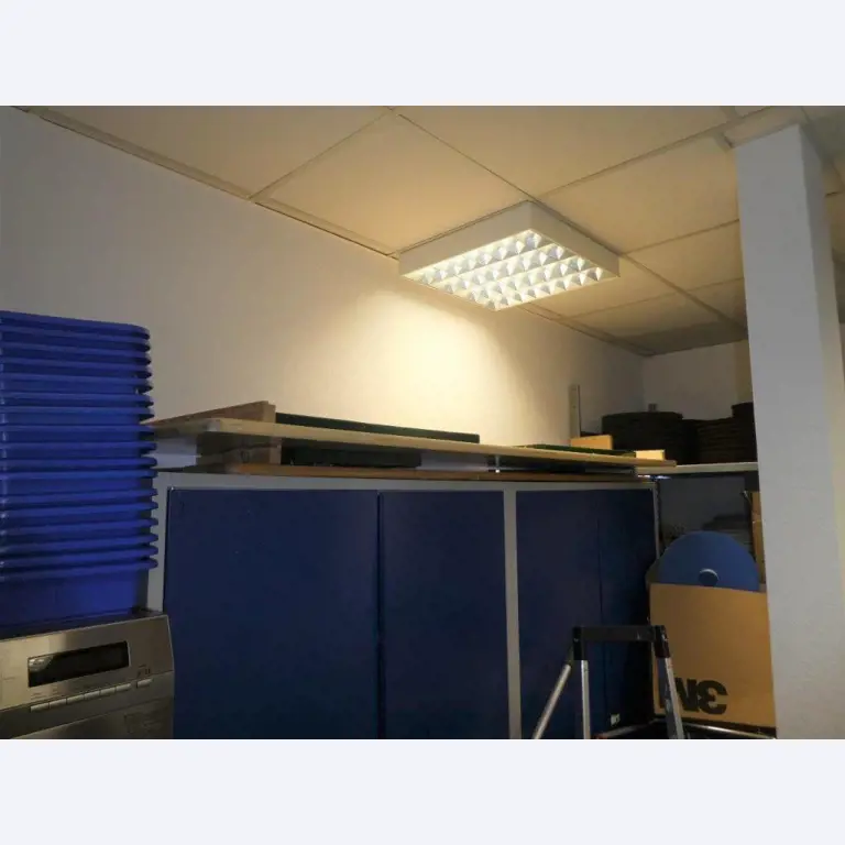 Reinigungsmaschinen und Büroausstattung-1