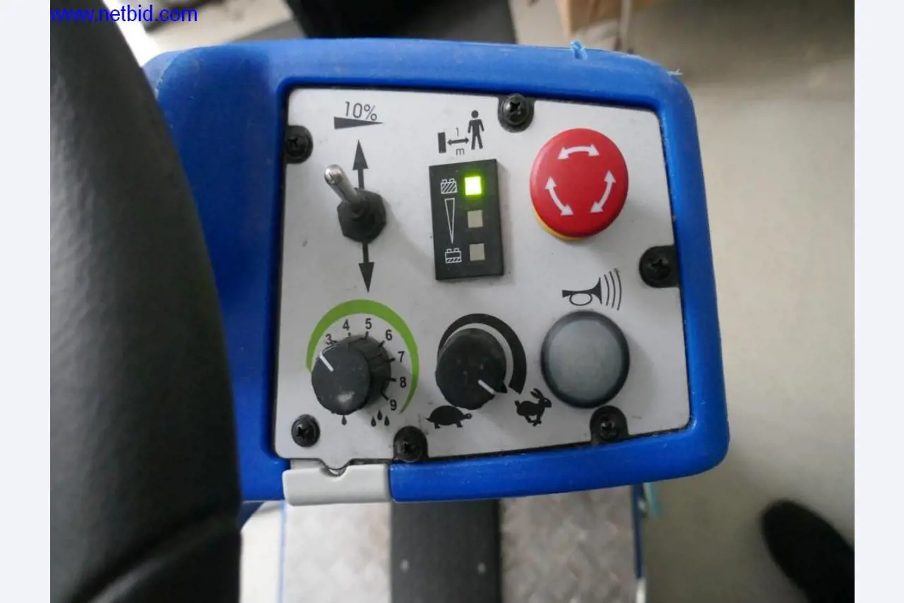 Reinigungsmaschinen und Büroausstattung-3