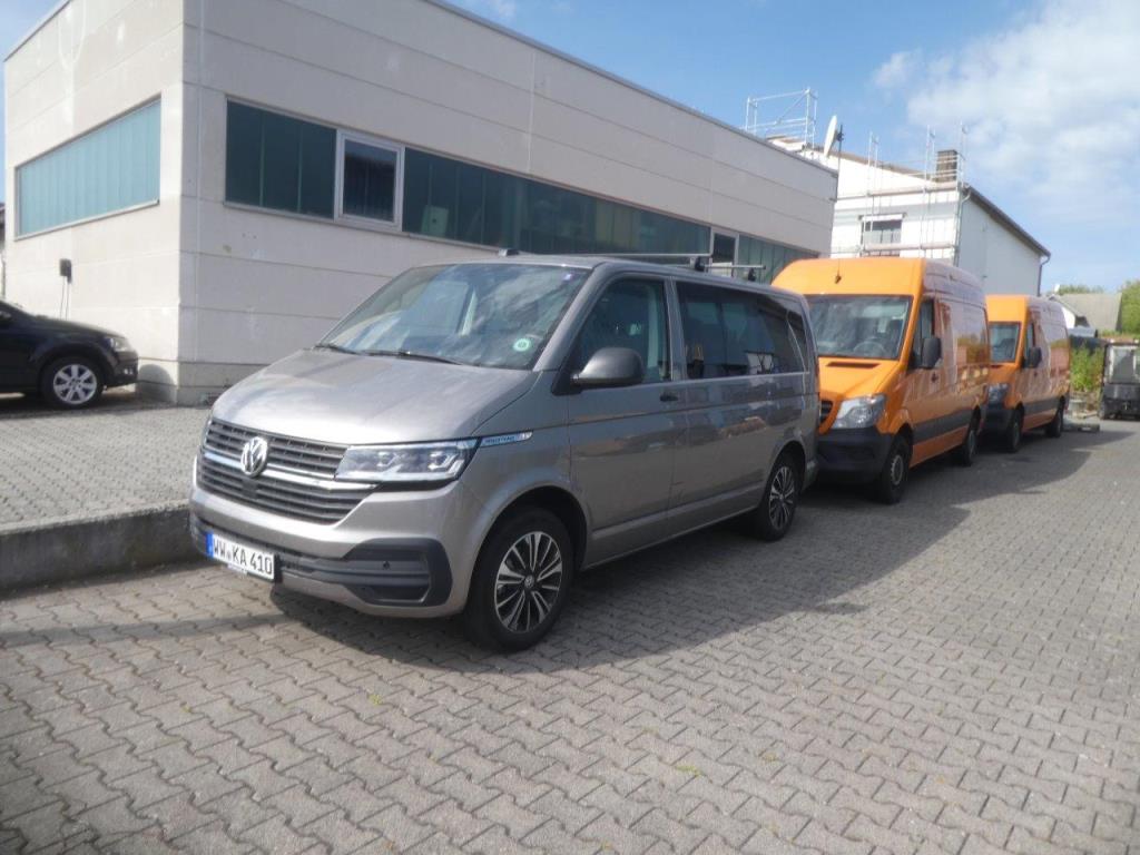 Equipos operativos y comerciales de los sectores de talleres de automoción, accesorios de construcción e ingeniería mecánica-1