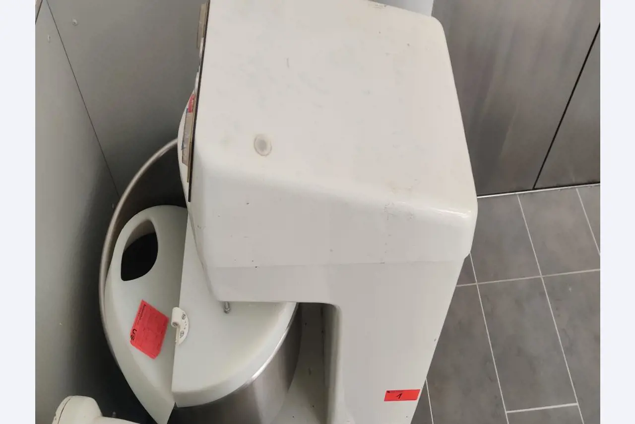 well-maintained spiral kneading machines and a universal dishwasher-3