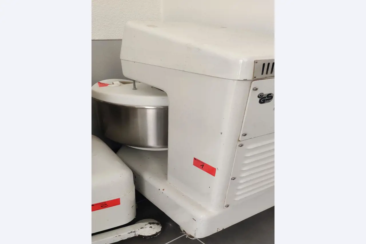 well-maintained spiral kneading machines and a universal dishwasher-5