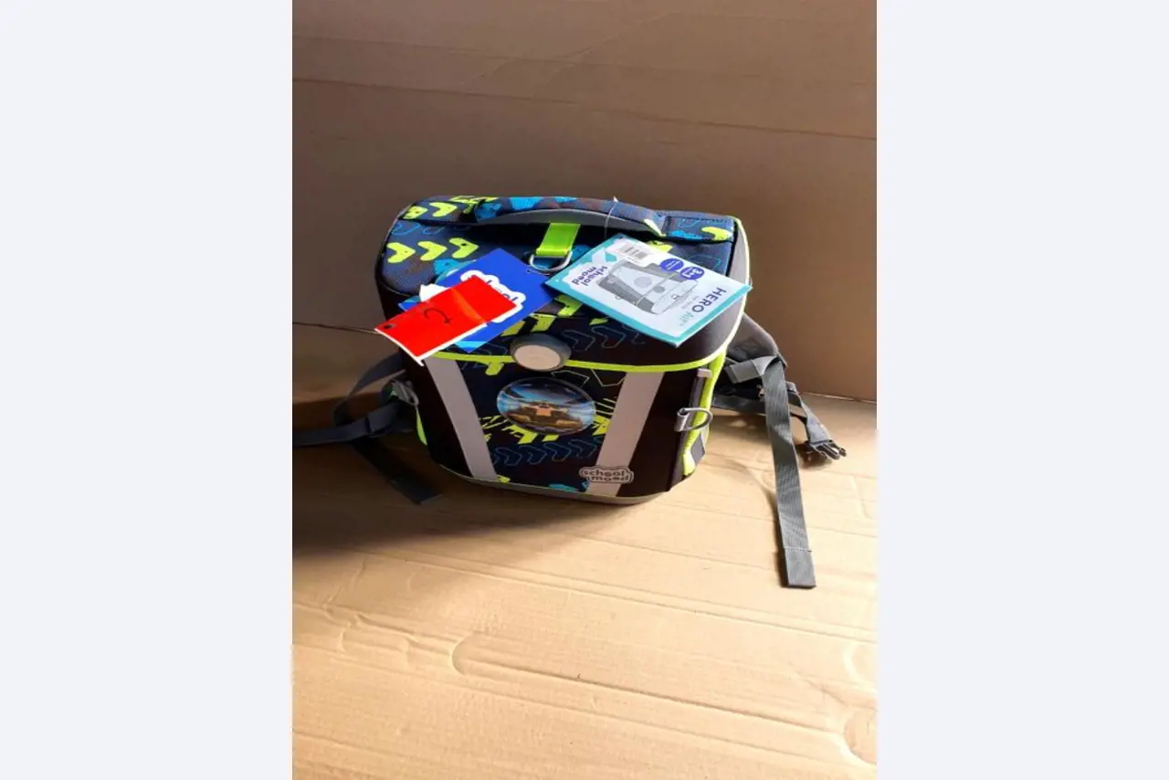 Satchels and school supplies-4
