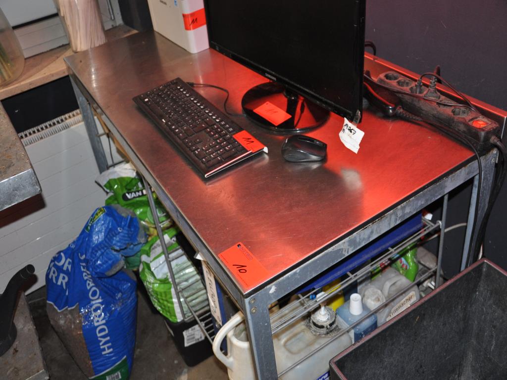 Dobře udržované vybavení obchodu a exkluzivní dekorativní předměty z květinového butiku-1