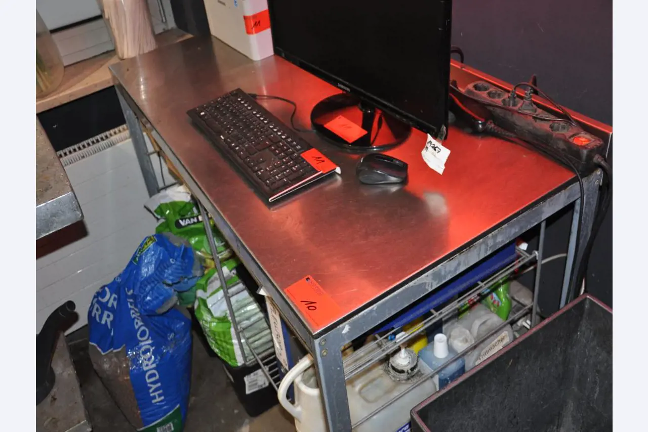 Dobře udržované vybavení obchodu a exkluzivní dekorativní předměty z květinového butiku-1