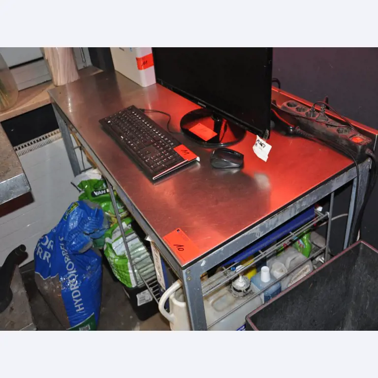 Dobře udržované vybavení obchodu a exkluzivní dekorativní předměty z květinového butiku-1