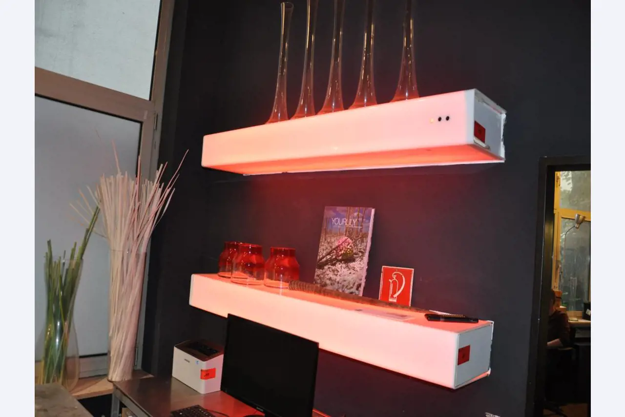 Dobře udržované vybavení obchodu a exkluzivní dekorativní předměty z květinového butiku-2