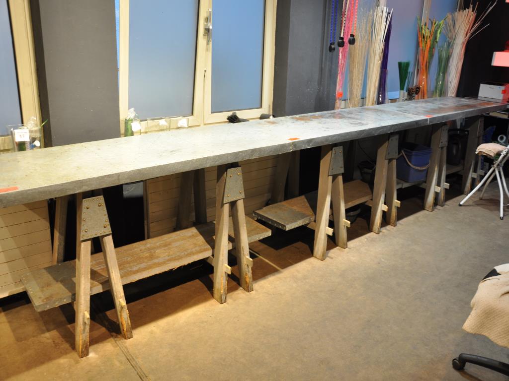 Dobře udržované vybavení obchodu a exkluzivní dekorativní předměty z květinového butiku-3