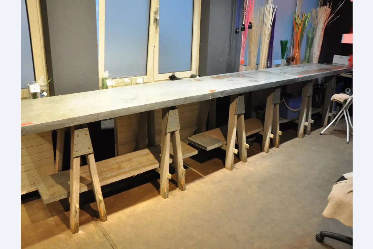 Dobře udržované vybavení obchodu a exkluzivní dekorativní předměty z květinového butiku-3