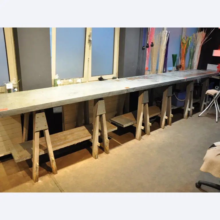 Dobře udržované vybavení obchodu a exkluzivní dekorativní předměty z květinového butiku-3