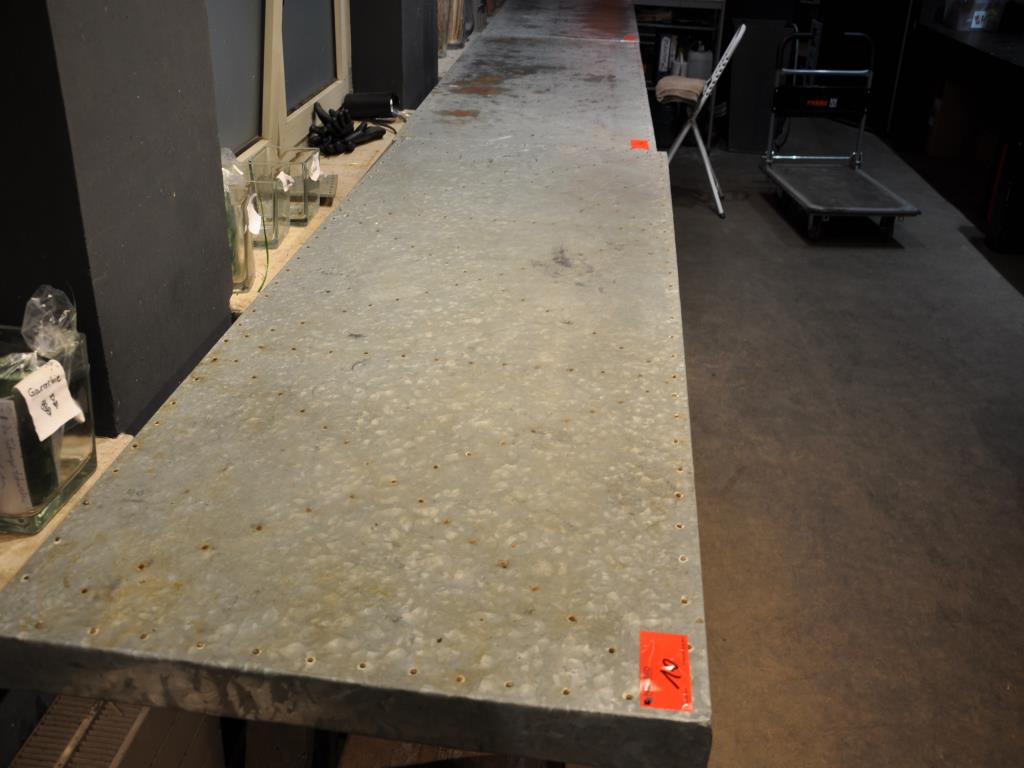 Dobře udržované vybavení obchodu a exkluzivní dekorativní předměty z květinového butiku-4