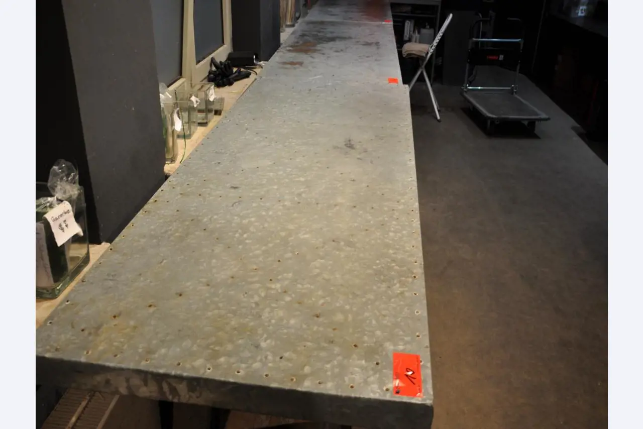 Dobře udržované vybavení obchodu a exkluzivní dekorativní předměty z květinového butiku-4