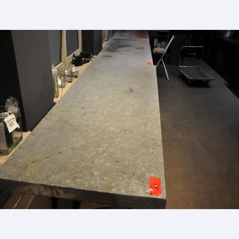 Dobře udržované vybavení obchodu a exkluzivní dekorativní předměty z květinového butiku-4