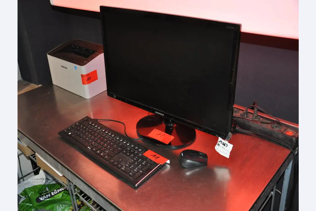 Dobře udržované vybavení obchodu a exkluzivní dekorativní předměty z květinového butiku-1