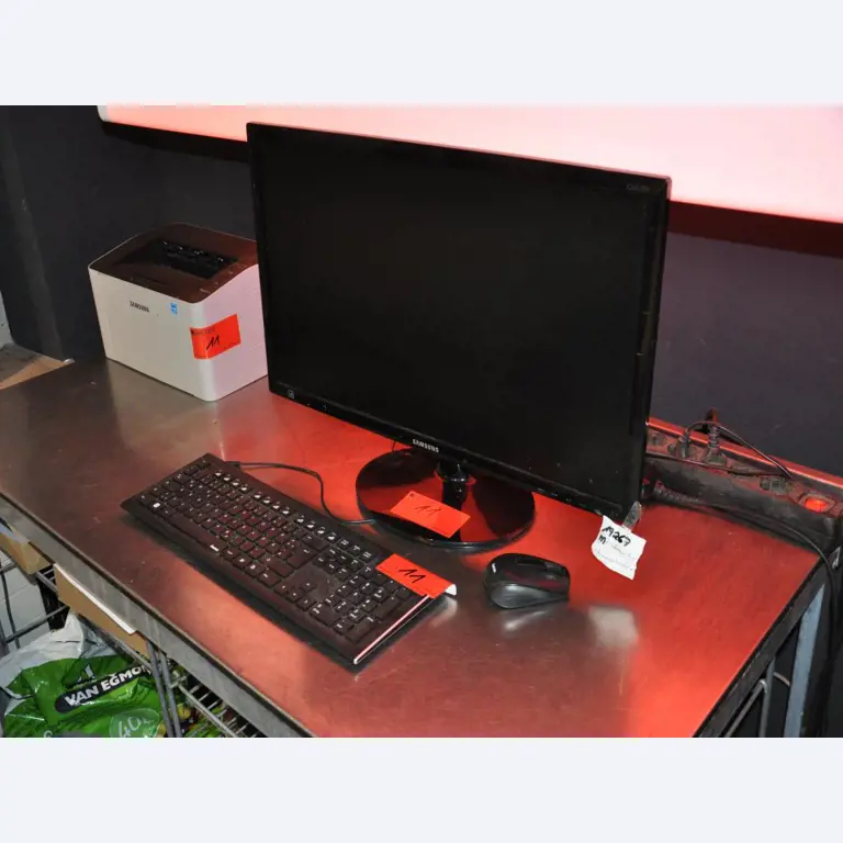 Dobře udržované vybavení obchodu a exkluzivní dekorativní předměty z květinového butiku-1