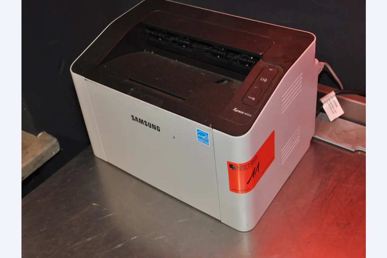 Dobře udržované vybavení obchodu a exkluzivní dekorativní předměty z květinového butiku-2