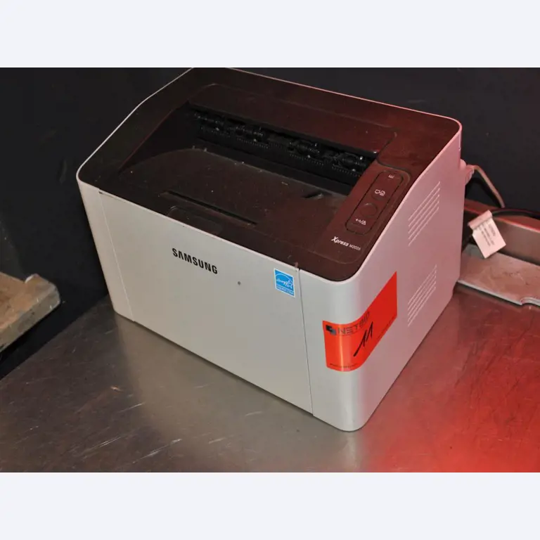 Dobře udržované vybavení obchodu a exkluzivní dekorativní předměty z květinového butiku-2