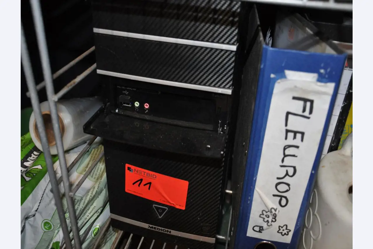 Dobře udržované vybavení obchodu a exkluzivní dekorativní předměty z květinového butiku-3