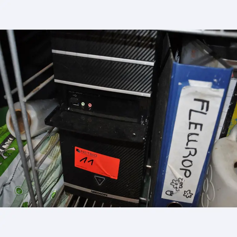 Dobře udržované vybavení obchodu a exkluzivní dekorativní předměty z květinového butiku-3