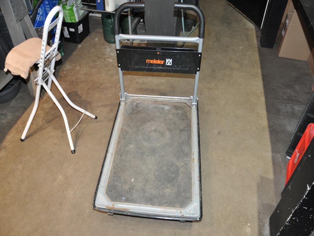 Dobře udržované vybavení obchodu a exkluzivní dekorativní předměty z květinového butiku-1