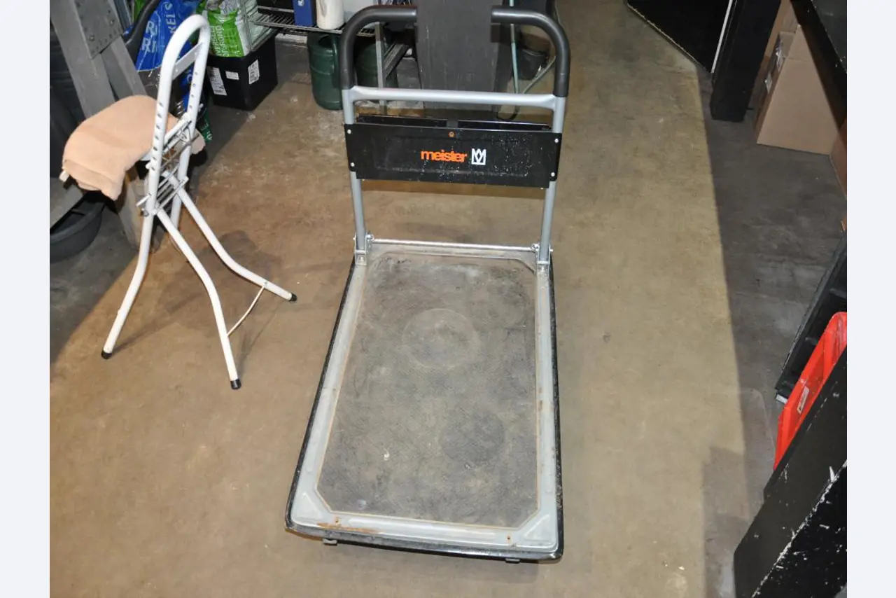 Dobře udržované vybavení obchodu a exkluzivní dekorativní předměty z květinového butiku-1