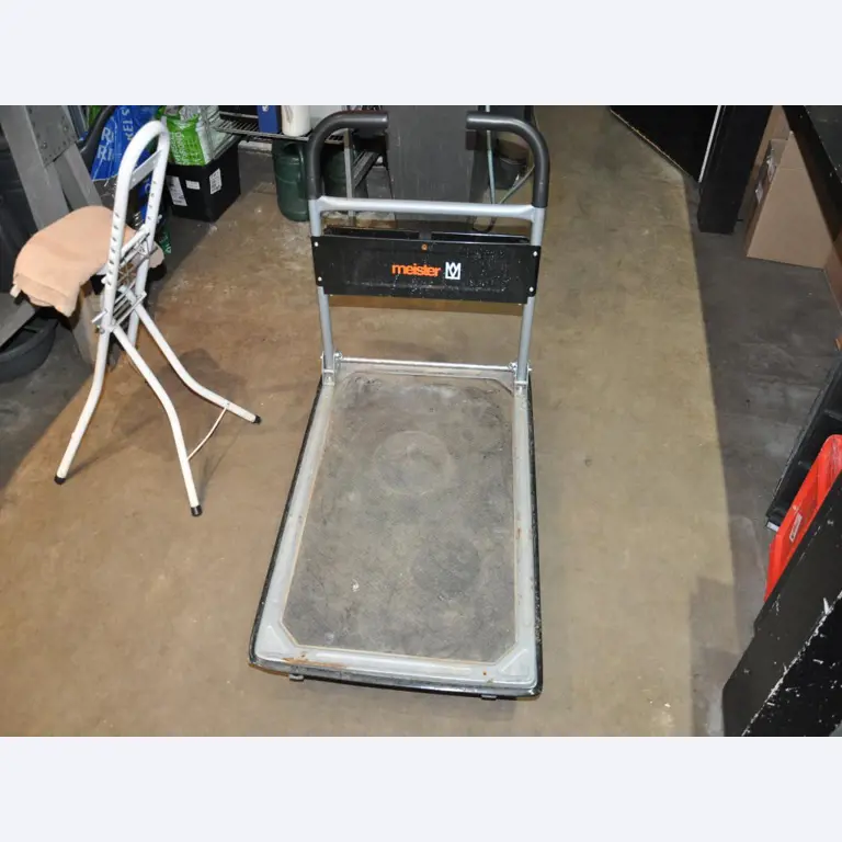 Dobře udržované vybavení obchodu a exkluzivní dekorativní předměty z květinového butiku-1