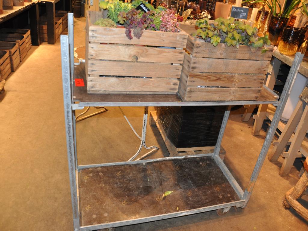 Dobře udržované vybavení obchodu a exkluzivní dekorativní předměty z květinového butiku-1