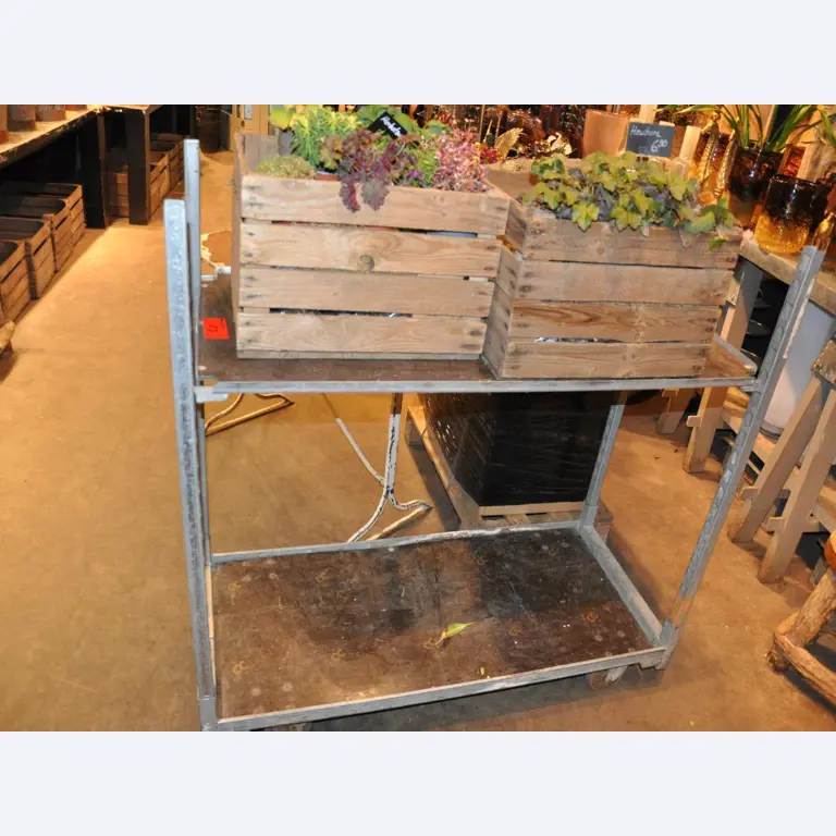 Dobře udržované vybavení obchodu a exkluzivní dekorativní předměty z květinového butiku-1