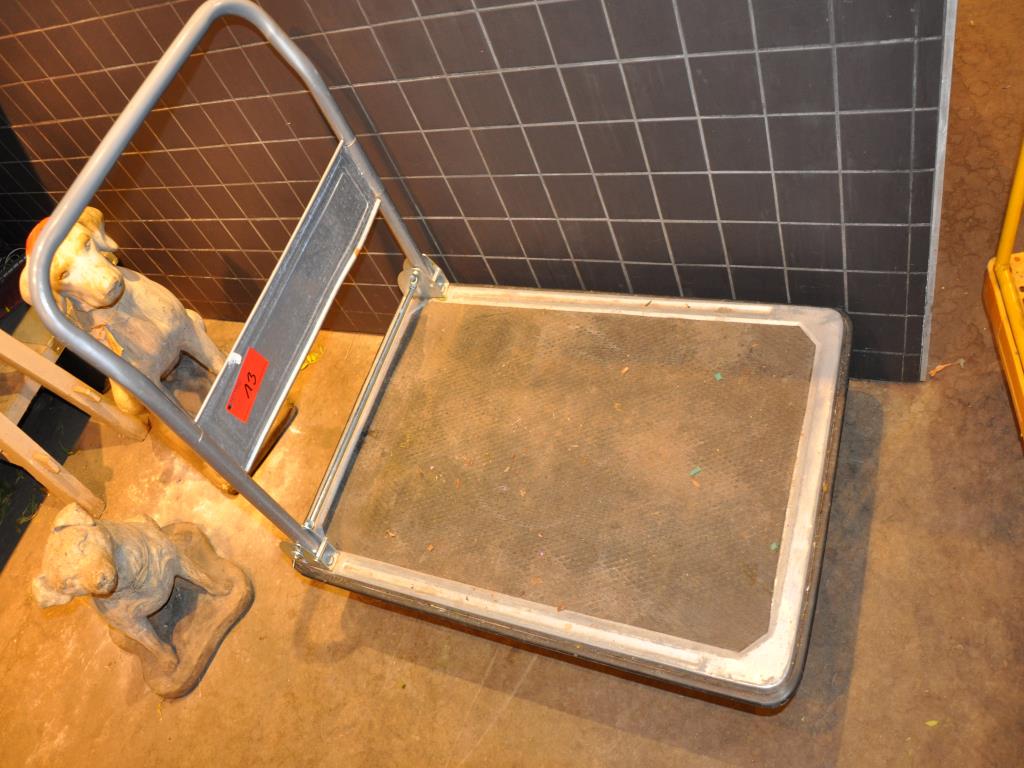 Dobře udržované vybavení obchodu a exkluzivní dekorativní předměty z květinového butiku-2