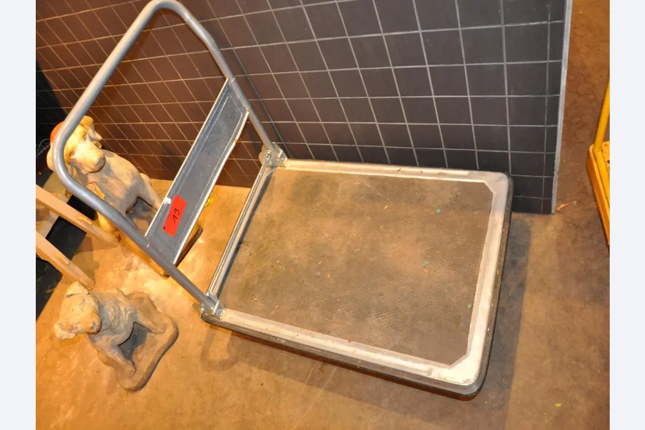 Dobře udržované vybavení obchodu a exkluzivní dekorativní předměty z květinového butiku-2