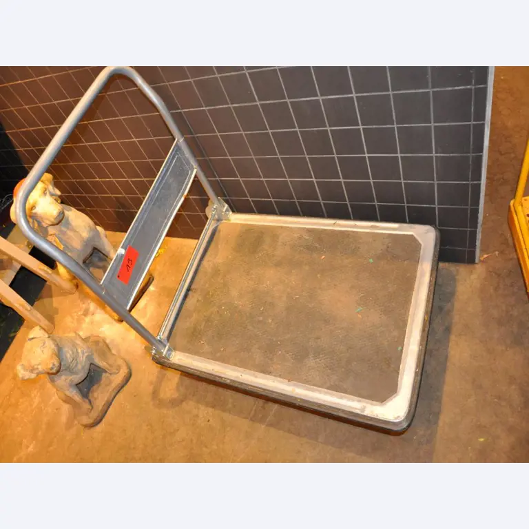 Dobře udržované vybavení obchodu a exkluzivní dekorativní předměty z květinového butiku-2