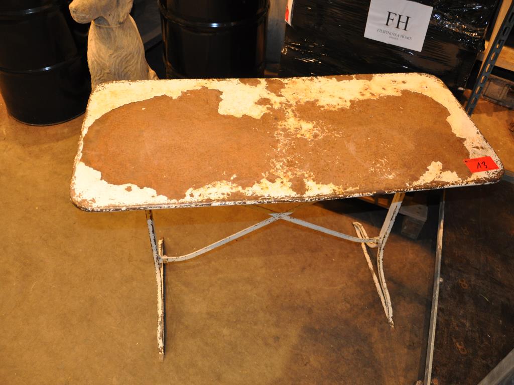 Dobře udržované vybavení obchodu a exkluzivní dekorativní předměty z květinového butiku-3