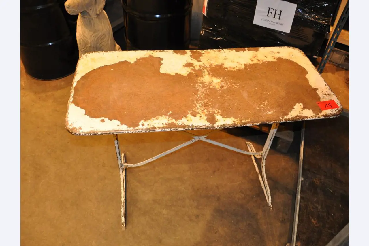 Dobře udržované vybavení obchodu a exkluzivní dekorativní předměty z květinového butiku-3